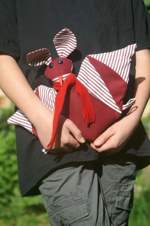 CEDR Netopýr textilní malý s chrastítkem 30x40 cm   (Figurka netopýra s chrastítkem)