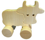 Dřevěná kravička na kolečkách - dřevěná hračka pro nejmenší